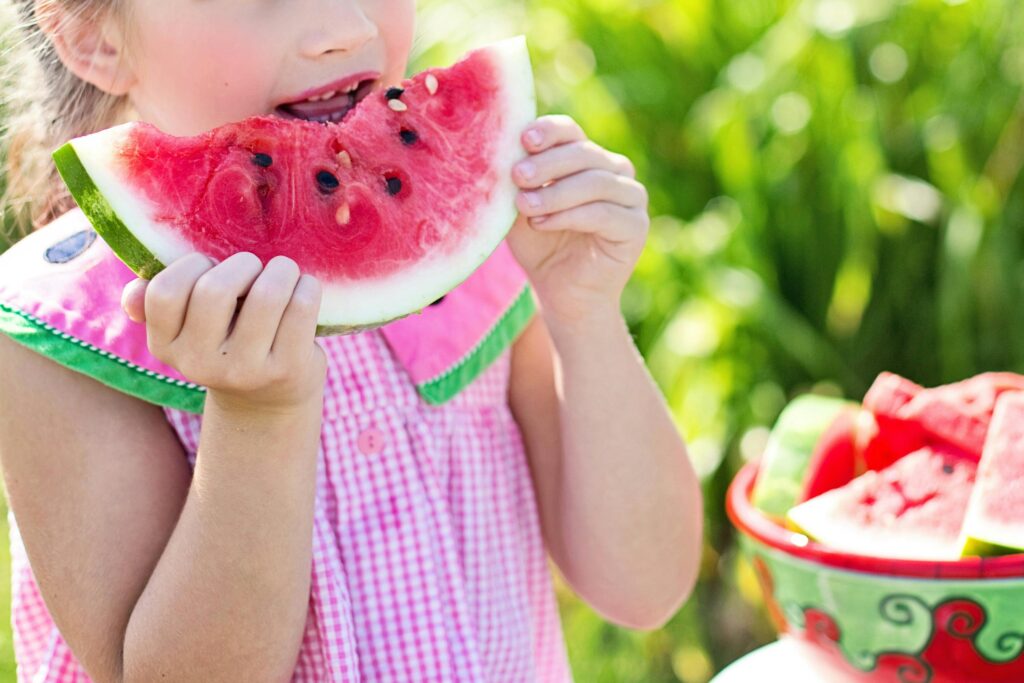 niña comiendo saludable sandia