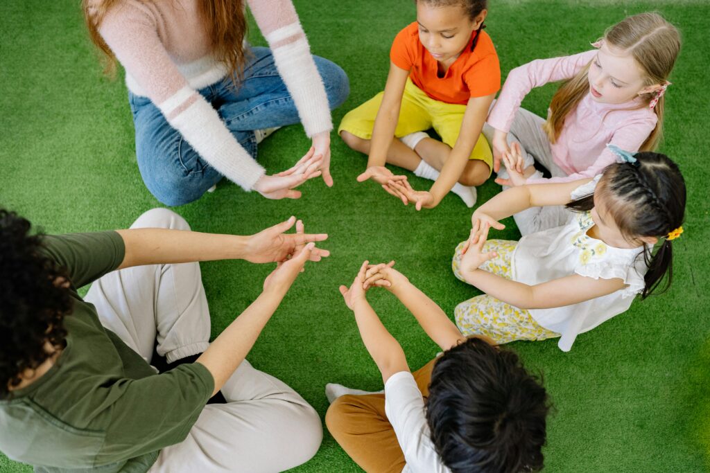 niños colegio jugando